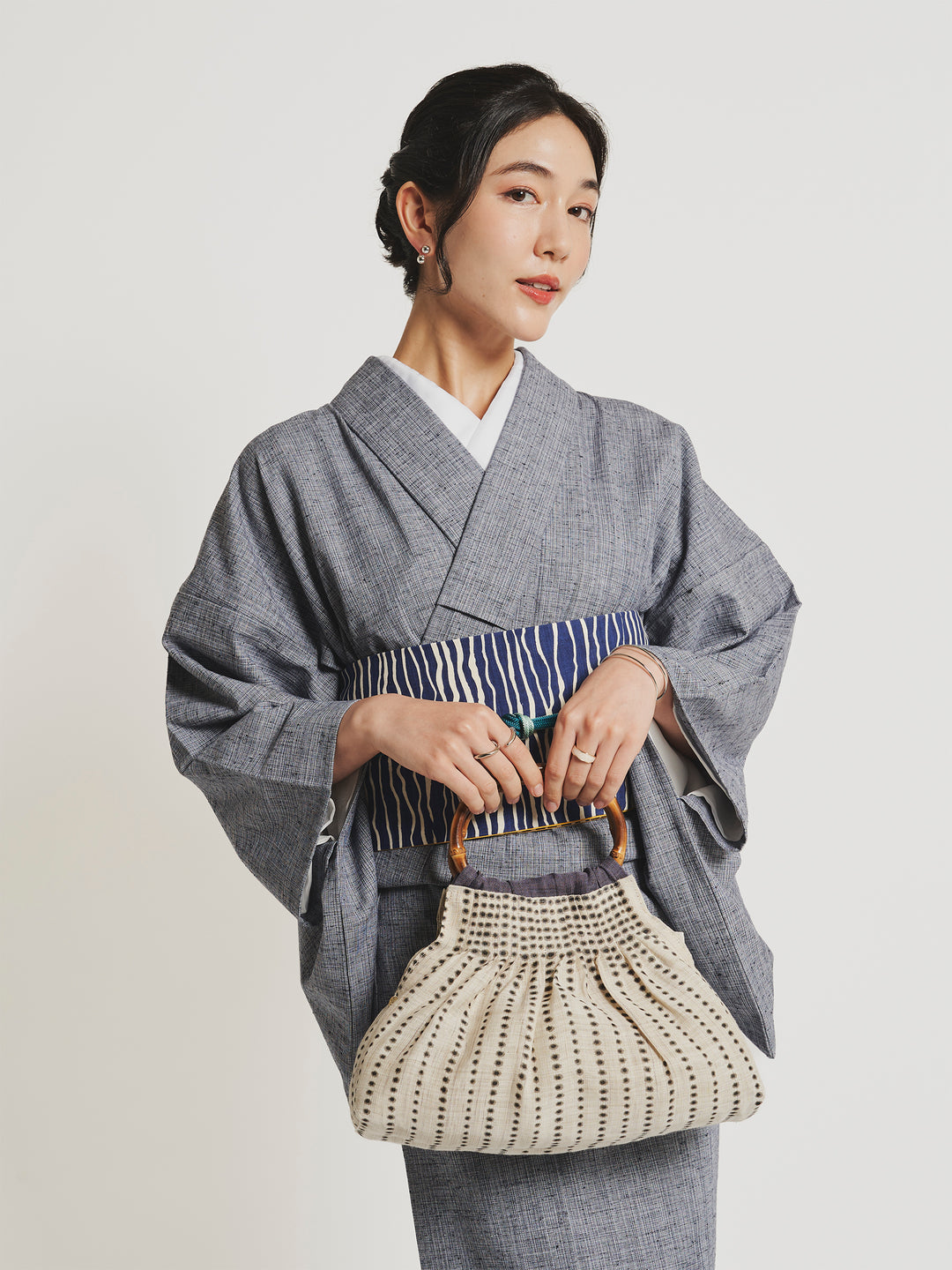 38505BKShiboriLinenToteModel_1