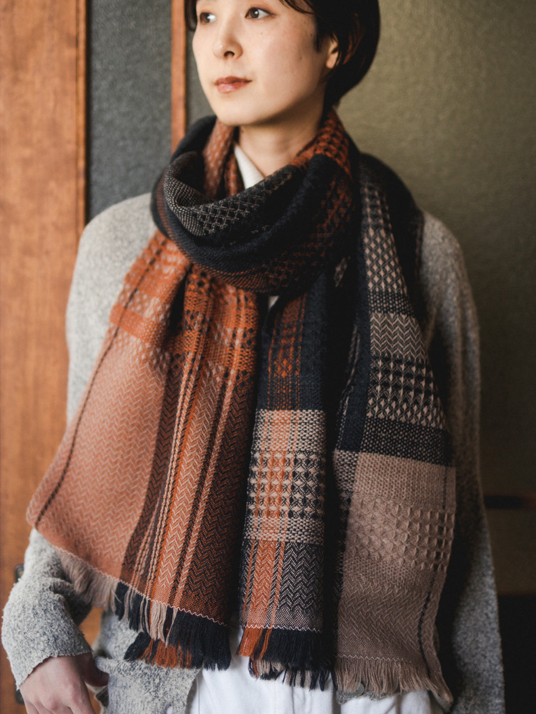 39999BR-Autumn-Scarf-Model-